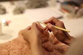 アートラボ美術作家平川渚「手編みの物語をあつめる」プロジェクト（会場：くりの図書館）