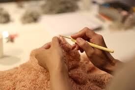 アートラボ美術作家平川渚「手編みの物語をあつめる」プロジェクト（会場：くりの図書館） の展覧会画像